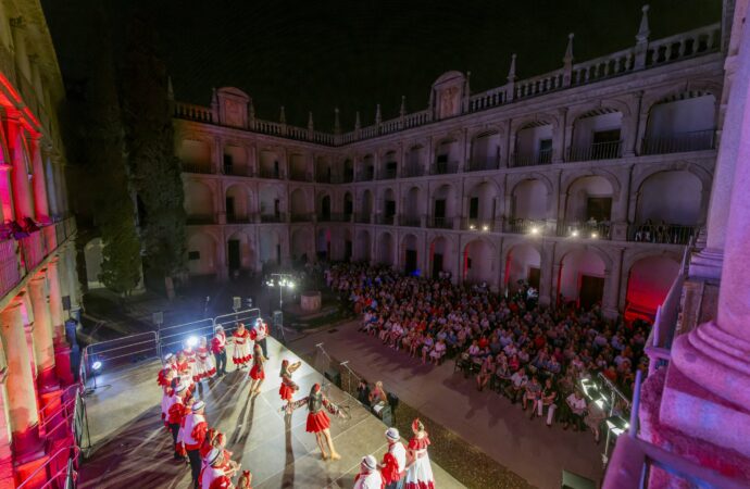 Ferias Alcalá / Asistencia del 100% en «Las Noches del Patio» y del 90% en el Teatro Salón Cervantes