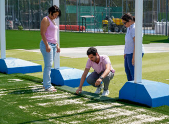 Muy avanzadas las obras del cambio de césped artificial de los dos campos de fútbol 7 de la calle Florencia en Torrejón