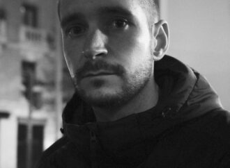 El artista bilbaíno Jorga Isla y su obra “Le reflet”, ganador del Premio Ciudad de Alcalá de Artes Visuales