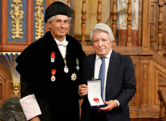 Enrique Cerezo recibe la Medalla Honorífica de Plata de la Universidad de Alcalá