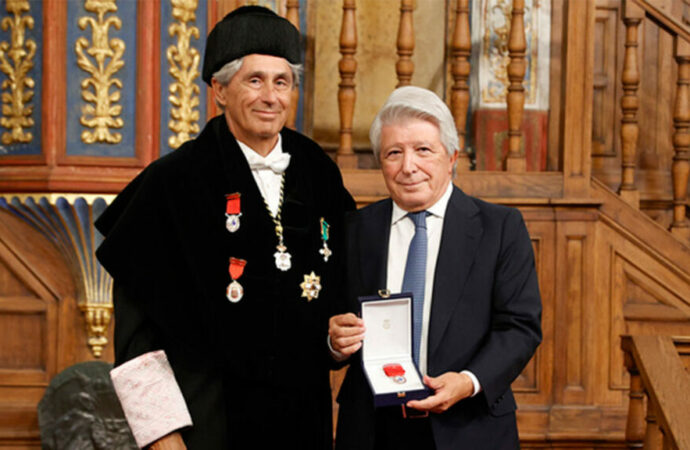 Enrique Cerezo recibe la Medalla Honorífica de Plata de la Universidad de Alcalá