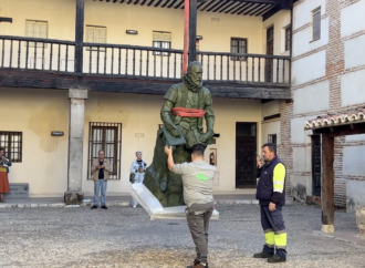 Así «voló» por los tejados de Alcalá, la nueva estatua de Cervantes, al no caber por la puerta