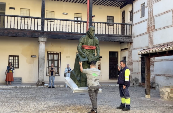 Así «voló» por los tejados de Alcalá, la nueva estatua de Cervantes, al no caber por la puerta