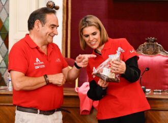 La alcaldesa de Alcalá, Judith Piquet, recibe a los «Corazones Sanos» en el Ayuntamiento