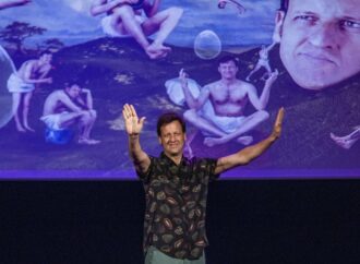 Edu Soto hizo reir al público del Teatro Salón Cervantes de Alcalá de Henares