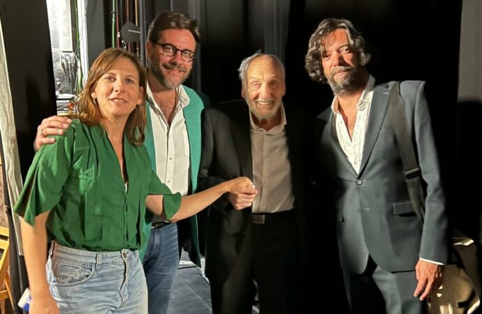 Héctor Alterio volvió a Alcalá de Henares confirmando una «gran historia» teatral