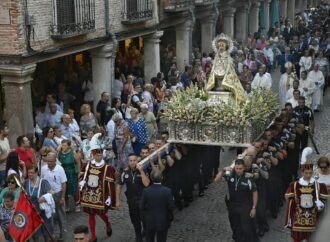 Emotiva procesión de la Virgen del Val, patrona de Alcalá de Henares, desde la Catedral hasta su Ermita