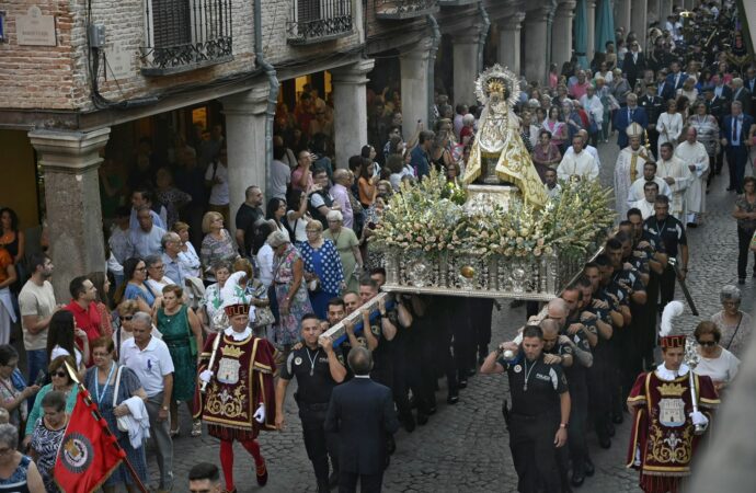 Emotiva procesión de la Virgen del Val, patrona de Alcalá de Henares, desde la Catedral hasta su Ermita