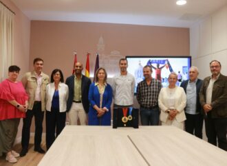 Recepción institucional del Ayuntamiento de Guadalajara al triatleta Dani Molina, oro paralímpico