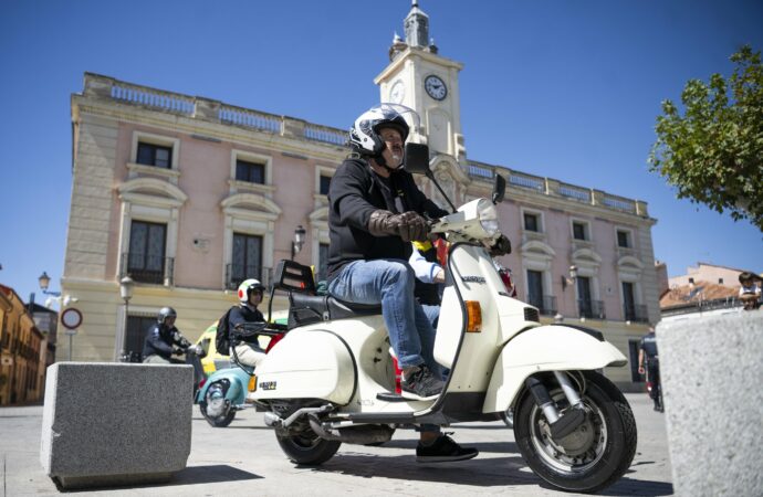 Más de 200 Vespas procedentes de toda España volvieron a protagonizar  ‘VESPALCALA 2024’