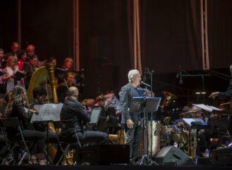 Víctor Manuel y la Orquesta Ciudad de Alcalá maravillaron a los alcalaínos