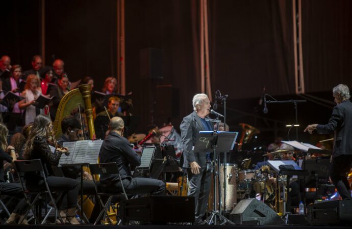 Víctor Manuel y la Orquesta Ciudad de Alcalá maravillaron a los alcalaínos