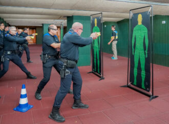 Así aprenden los policías de Torrejón a usar pistolas eléctricas tipo TASER