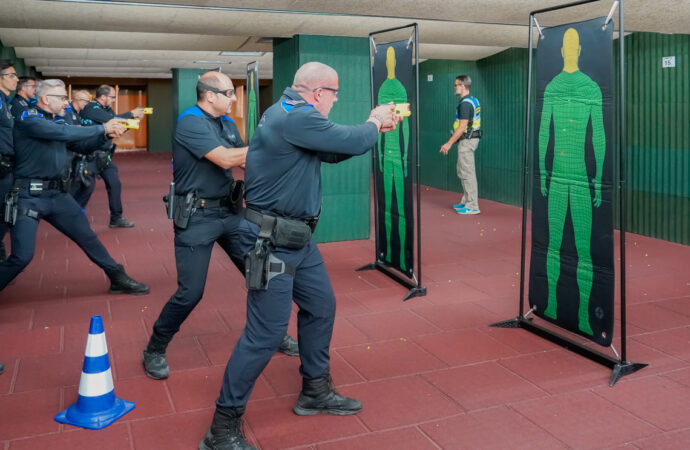 Así aprenden los policías de Torrejón a usar pistolas eléctricas tipo TASER