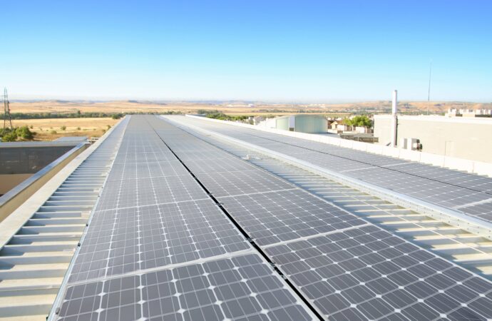 El Hospital de Torrejón instala 800 paneles solares sobre la cubierta del edificio