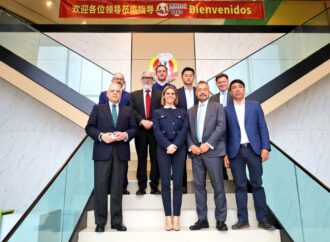 La alcaldesa de Alcalá, Judith Piquet, visita la empresa Meng Fu, líder en la industria alimentaria asiática