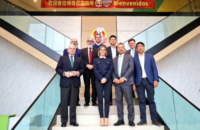 La alcaldesa de Alcalá, Judith Piquet, visita la empresa Meng Fu, líder en la industria alimentaria asiática