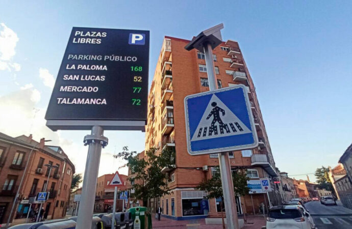 Instalan pantallas para señalizar la Zona de Bajas Emisiones en el Casco Histórico de Alcalá de Henares