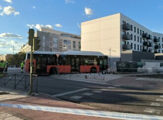 El conductor de un autobús urbano pierde el control en Alcalá y termina empotrado sin heridos