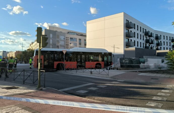 El conductor de un autobús urbano pierde el control en Alcalá y termina empotrado sin heridos