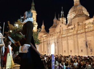 La comparsa de Gigantes de Alcalá de Henares desfiló en las Fiestas del Pilar de Zaragoza