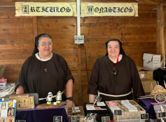 Las «monjas reales» que el público toma por «falsas» en el Mercado Cervantino de Alcalá de Henares