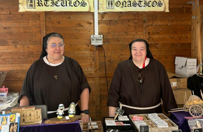 Las «monjas reales» que el público toma por «falsas» en el Mercado Cervantino de Alcalá de Henares