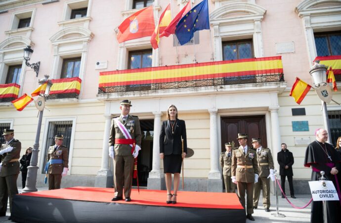 Cerca de 500 personas juran bandera Alcalá en un acto civil organizado por el Ayuntamiento en colaboración con la Brigada Paracaidista