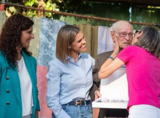 Emotivo homenaje en Alcalá a sus vecinos centenarios dentro de la Semana de los Mayores
