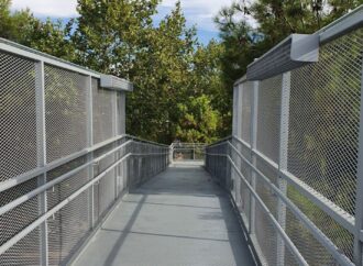 Cerrada por obras la pasarela peatonal de la Calle Escudo en Alcalá