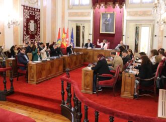 El Ayuntamiento de Alcalá aprueba la rebaja de los impuestos municipales en 5 millones de euros «para compensar la tasa de basura de Sánchez»