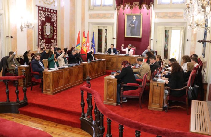 El Ayuntamiento de Alcalá aprueba la rebaja de los impuestos municipales en 5 millones de euros «para compensar la tasa de basura de Sánchez»