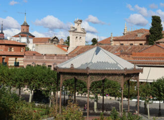 El Ayuntamiento repara la cubierta de zinc del Quiosco de la Música de la Plaza de Cervantes en Alcalá