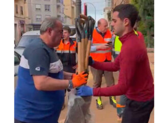 Un convoy encabezado por el alcalde de Torrejón, llega a Valencia con tres camiones y furgonetas con material del Ayuntamiento para ayudar