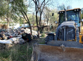 El Ayuntamiento de Alcalá acelera el futuro aparcamiento de Reyes Católicos limpiando la parcela que demandaban los vecinos
