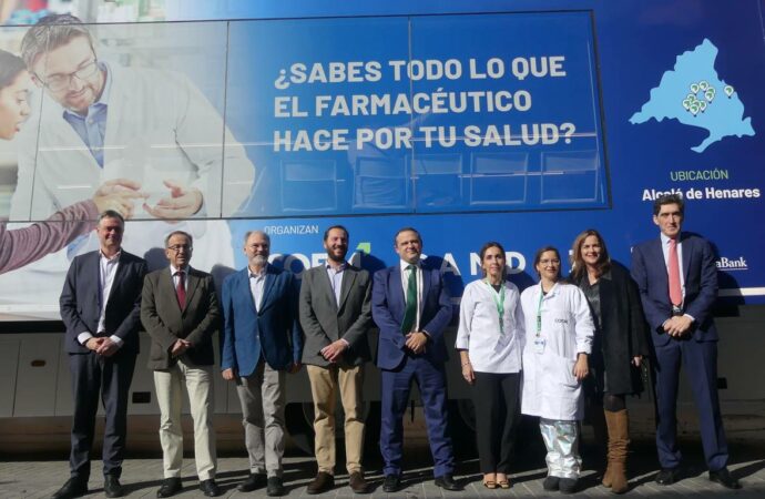 El autobús de ‘Aquí hay un farmacéutico… en marcha’ visitó Alcalá de Henares