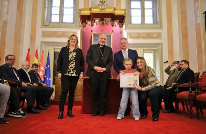 Entrega de la Beca San Diego de Alcalá para Jimena, la niña alcalaína con síndrome de Angelman