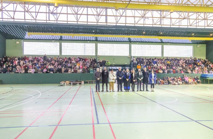 Los alumnos del colegio Álvar Fáñez de Guadalajara vuelven a disfrutar del pabellón deportivo tras la remodelación integral de la cubierta