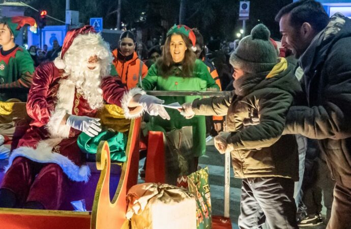 Los niños disfrutaron con el Desfile de Papá Noel por las calles de Guadalajara