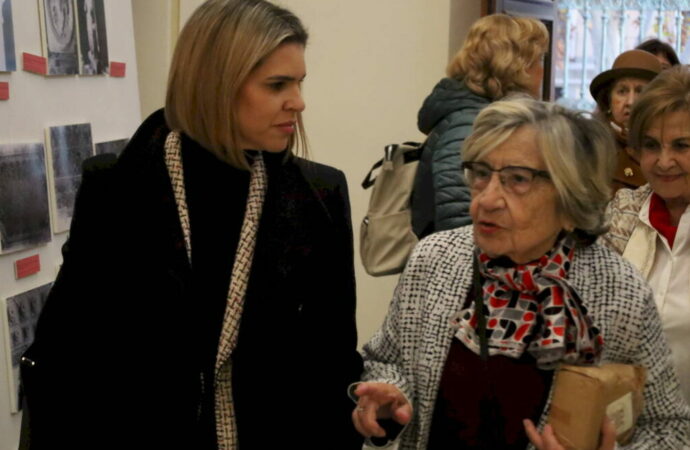 Encuentro de la alcaldesa de Alcalá con las integrantes de la Asociación de Mujeres Democráticas Independientes Complutenses