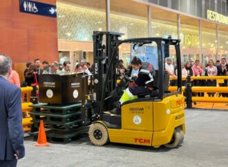 La carretillera torrejonera, Sonia Moya García, primera mujer ganadora del Concurso de Carretilleros y Marcas