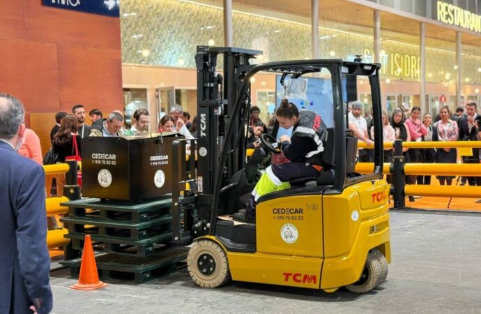 La carretillera torrejonera, Sonia Moya García, primera mujer ganadora del Concurso de Carretilleros y Marcas