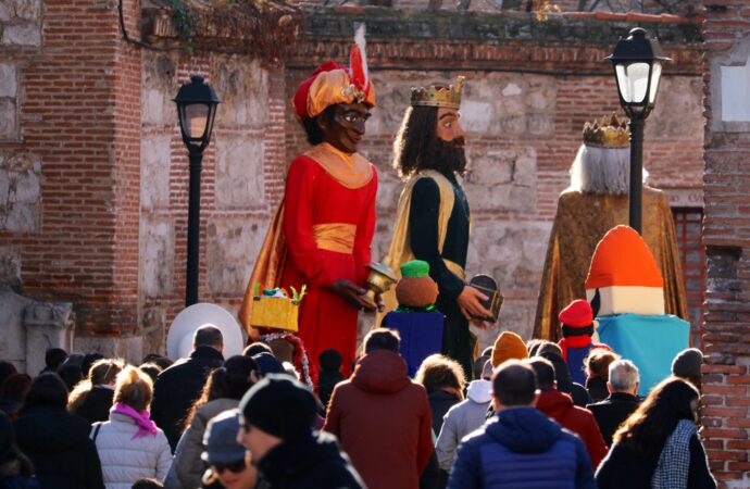 Horarios de la comparsa navideña con los Reyes Magos de los Gigantes y Cabezudos de Alcalá