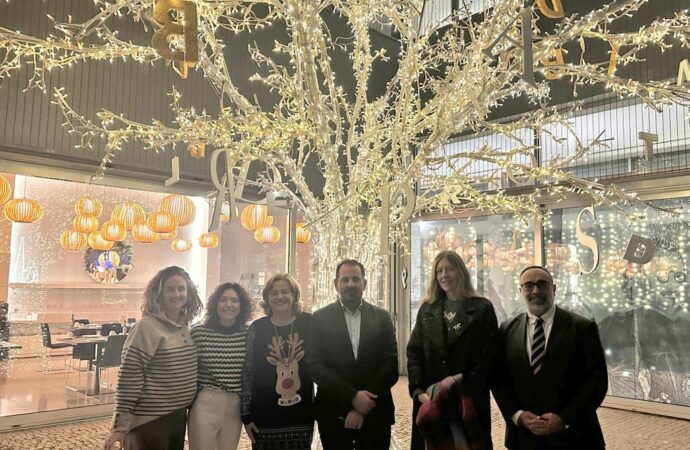 El tradicional Árbol de las Letras de Navidad ya luce en el Parador de Alcalá de Henares