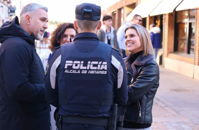 Nochebuena en Alcalá: la alcaldesa, Judith Piquet, visita a los servicios de emergencia y trabajadores municipales