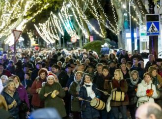 El sonido más popular de la Navidad inundó las calles de Guadalajara con la tradicional zambombada