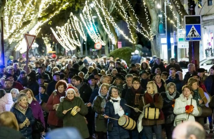 El sonido más popular de la Navidad inundó las calles de Guadalajara con la tradicional zambombada