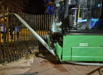Accidente de autobús en la Plaza de la Juventud de Alcalá de Henares