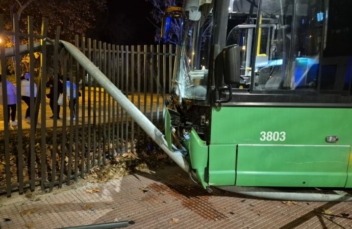 Accidente de autobús en la Plaza de la Juventud de Alcalá de Henares