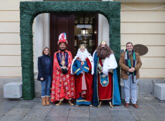 La alcaldesa de Alcalá, Judith Piquet, acompaña a los Reyes Magos en una jornada de ilusión y solidaridad